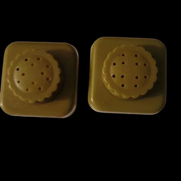 Vintage 70's Dutch Salt & Pepper Shakers Retro Mid Century Plastic Avocado Lids - Picture 10 of 12